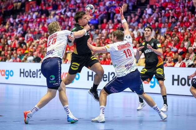 24 01 2026, Handball, Men s EHF EURO 2026, Germany Norway, Jyske Bank Boxing in Herning, Denmark, Main Round Renars Uscins Germany 23 in duel against Martin Hernes Hovde Norway 25 Vetle Ronningen Norway 10 Denmark