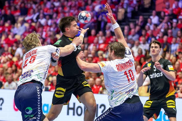 24 01 2026, Handball, Men s EHF EURO 2026, Germany Norway, Jyske Bank Boxing in Herning, Denmark, Main Round Renars Uscins Germany 23 in duel against Martin Hernes Hovde Norway 25 Vetle Ronningen Norway 10 Denmark