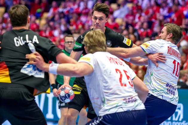 24 01 2026, Handball, Men s EHF EURO 2026, Germany Norway, Jyske Bank Boxing in Herning, Denmark, Main Round Miro Schluroff Germany 05 in a duel against Martin Hernes Hovde Norway 25 Vetle Ronningen Norway 10 Denmark