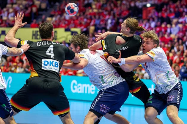 24 01 2026, Handball, Men s EHF EURO 2026, Germany Norway, Jyske Bank Boxing in Herning, Denmark, Main Round Johannes Golla Germany 04 and Juri Knorr Germany 15 Wound on shoulder blade in duel against Martin Hernes Hovde Norway 25 Vetle Ronningen Norway 10 Denmark