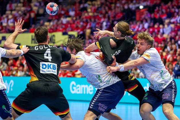 24 01 2026, Handball, Men s EHF EURO 2026, Germany Norway, Jyske Bank Boxing in Herning, Denmark, Main Round Johannes Golla Germany 04 and Juri Knorr Germany 15 Wound on shoulder blade in duel against Martin Hernes Hovde Norway 25 Vetle Ronningen Norway 10 Denmark