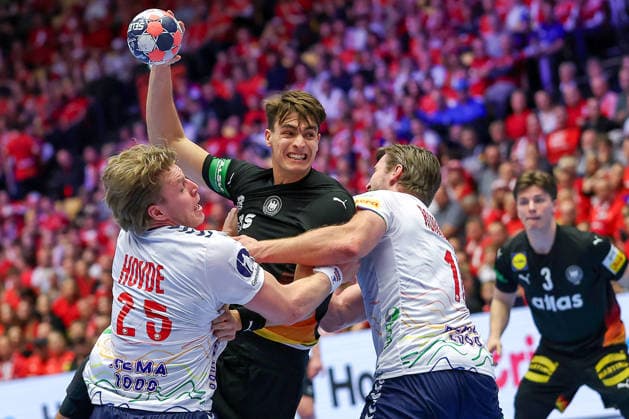 24 01 2026, Handball, Men s EHF EURO 2026, Germany Norway, Jyske Bank Boxen in Herning, Denmark, Main Round Julian Köster Germany 18 throws the ball on goal in a duel against Martin Hernes Hovde Norway 25 Vetle Ronningen Norway 10 Denmark