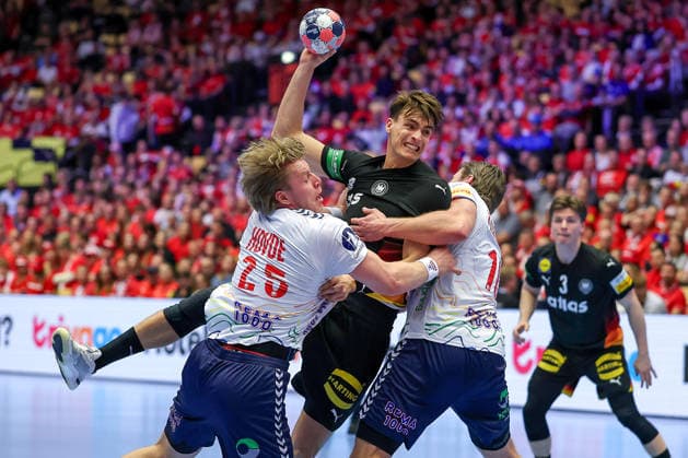 24 01 2026, Handball, Men s EHF EURO 2026, Germany Norway, Jyske Bank Boxen in Herning, Denmark, Main Round Julian Köster Germany 18 throws the ball on goal in a duel against Martin Hernes Hovde Norway 25 Vetle Ronningen Norway 10 Denmark