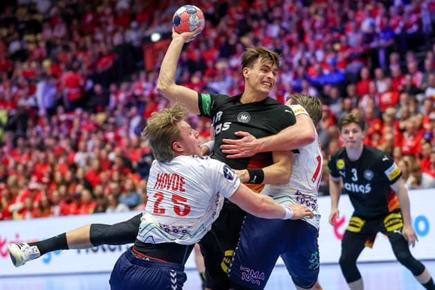 24 01 2026, Handball, Men s EHF EURO 2026, Germany Norway, Jyske Bank Boxen in Herning, Denmark, Main Round Julian Köster Germany 18 throws the ball on goal in a duel against Martin Hernes Hovde Norway 25 Vetle Ronningen Norway 10 Denmark