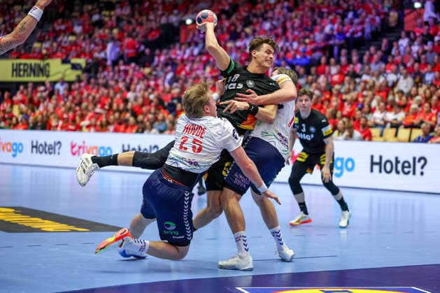 24 01 2026, Handball, Men s EHF EURO 2026, Germany Norway, Jyske Bank Boxen in Herning, Denmark, Main Round Julian Köster Germany 18 throws the ball on goal in a duel against Martin Hernes Hovde Norway 25 Vetle Ronningen Norway 10 Denmark