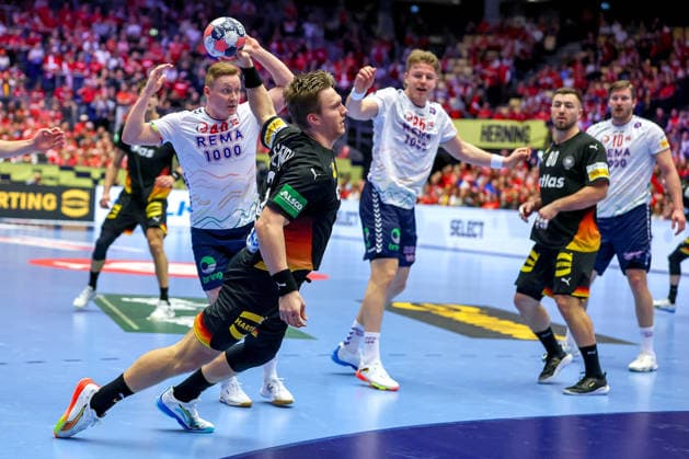 24 01 2026, Handball, Men s EHF EURO 2026, Germany Norway, Jyske Bank Boxen in Herning, Denmark, Main Round Franz Semper Germany 32 throws the ball on goal Denmark