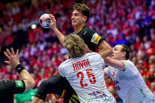 24 01 2026, Handball, Men s EHF EURO 2026, Germany Norway, Jyske Bank Boxing in Herning, Denmark, Main Round Julian Köster Germany 18 in duel against Martin Hernes Hovde Norway 25 Sander Sagosen Norway 05 Denmark