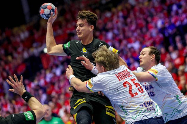 24 01 2026, Handball, Men s EHF EURO 2026, Germany Norway, Jyske Bank Boxing in Herning, Denmark, Main Round Julian Köster Germany 18 in duel against Martin Hernes Hovde Norway 25 Sander Sagosen Norway 05 Denmark