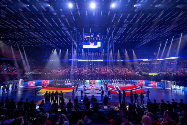 24 01 2026, Handball, Men s EHF EURO 2026, Germany Norway, Jyske Bank Boxen in Herning, Denmark, Main Round The German and Norwegian teams stand together arm in arm during the national anthem Denmark