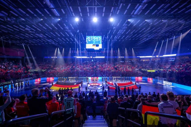 24 01 2026, Handball, Men s EHF EURO 2026, Germany Norway, Jyske Bank Boxen in Herning, Denmark, Main Round The German and Norwegian teams stand together arm in arm during the national anthem Denmark