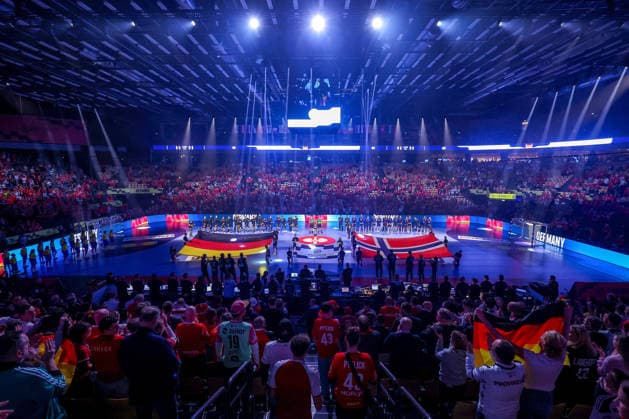 24 01 2026, Handball, Men s EHF EURO 2026, Germany Norway, Jyske Bank Boxen in Herning, Denmark, Main Round The German and Norwegian teams stand together arm in arm during the national anthem Denmark