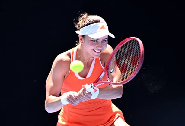 TENNIS AUSTRALIAN OPEN, Iva Jovic of the USA in action during the Women™s 4th round match against Yulia Putintseva of Kazakhstan on day 8 of the 2026 Australian Open tennis tournament at Melbourne Park in Melbourne, Sunday, January 25, 2026. ( NO ARCHIVING MELBOURNE VICTORIA AUSTRALIA  Copyright: xJAMESxROSSx 20260125196425643470