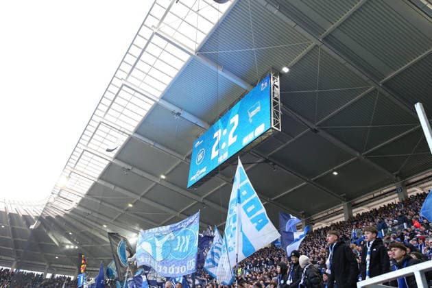 24 01 2026, xrekx, Fußball 2 Bundesliga, Karlsruher SC Hertha BSC Berlin v l Scoreboard, Videowall, Scoreboard, Info, Werbung Endstand 2 2 KSC Fans ,Stimmung, Schals, Trikot, Fahne, Banner, Ultras, Zuschauer, Besucher, Choreo, Choreografie, atmosphere, spectators, Visitors DFL DFB REGULATIONS PROHIBIT ANY USE OF PHOTOGRAPHS as IMAGE SEQUENCES and or QUASI VIDEO Karlsruhe