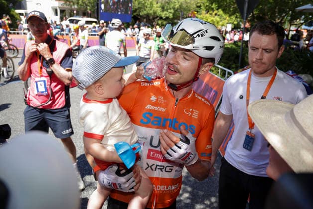 CYCLING TOUR DOWN UNDER, Jay Vine of UAE Team Emirates celebrates victory with son Harrison and wife Bre after stage 5, Stirling circuit, 169.8km of the 2026 Men s Tour Down Under professional road bicycle race in Adelaide, Sunday, January 25, 2026. ( NO ARCHIVING, EDITORIAL USE ONLY ADELAIDE SOUTH AUSTRALIA AUSTRALIA  Copyright: xMATTxTURNERx 20260125170706545270