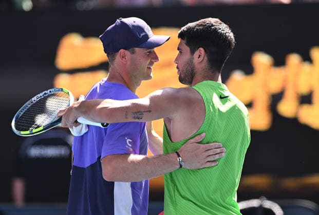 TENNIS AUSTRALIAN OPEN, Carlos Alcaraz of Spain reacts with opponent Tommy Paul of USA (l) following the Men™s 4th round match on day 8 of the 2026 Australian Open tennis tournament at Melbourne Park in Melbourne, Sunday, January 25, 2026. ( NO ARCHIVING MELBOURNE VICTORIA AUSTRALIA  Copyright: xJAMESxROSSx 20260125160084159149
