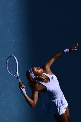 TENNIS AUSTRALIAN OPEN, Coco Gauff of USA prepares to serve during the Women™s 4th round match against Karolina Muchova of the Czech Republic on day 8 of the 2026 Australian Open tennis tournament at Melbourne Park in Melbourne, Sunday, January 25, 2026. ( NO ARCHIVING MELBOURNE VICTORIA AUSTRALIA  Copyright: xJOELxCARRETTx 20260125192275747543