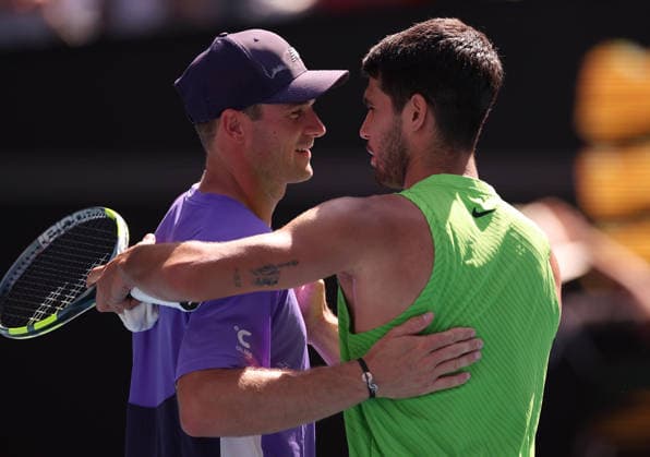 Tommy Paul of USA hugs Carlos Alcaraz of Spain at the net Australian Open tennis tournament, Day Eight, Melbourne Park, Australia - 25 Jan 2026Melbourne Melbourne Park Victoria (VIC) Australia  Copyright: xEllaxLing Shutterstockx 16380468c