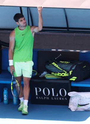 Carlos Alcaraz of Spain stands under the shade Australian Open tennis tournament, Day Eight, Melbourne Park, Australia - 25 Jan 2026Melbourne Melbourne Park Victoria (VIC) Australia  Copyright: xEllaxLing Shutterstockx 16380468w