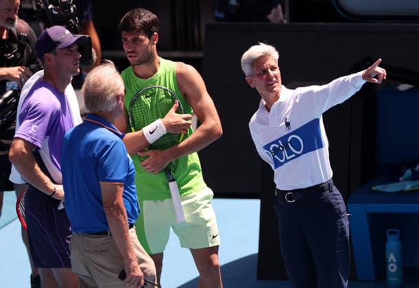Carlos Alcaraz of Spain and Tommy Paul of USA chat with officials during a medical emergency Australian Open tennis tournament, Day Eight, Melbourne Park, Australia - 25 Jan 2026Melbourne Melbourne Park Victoria (VIC) Australia  Copyright: xEllaxLing Shutterstockx 16380468y