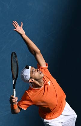 TENNIS AUSTRALIAN OPEN, Francisco Cerundolo of Argentina prepares to serve during the Men™s 4th round match against Alexander Zverev of Germany on day 8 of the 2026 Australian Open tennis tournament at Melbourne Park in Melbourne, Sunday, January 25, 2026. ( NO ARCHIVING MELBOURNE VICTORIA AUSTRALIA  Copyright: xJAMESxROSSx 20260125126210244248