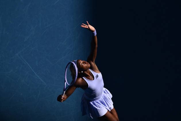TENNIS AUSTRALIAN OPEN, Coco Gauff of USA prepares to serve during the Women™s 4th round match against Karolina Muchova of the Czech Republic on day 8 of the 2026 Australian Open tennis tournament at Melbourne Park in Melbourne, Sunday, January 25, 2026. ( NO ARCHIVING MELBOURNE VICTORIA AUSTRALIA  Copyright: xJOELxCARRETTx 20260125116191202770