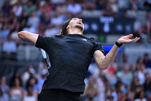 TENNIS AUSTRALIAN OPEN, Alexander Zverev of Germany prepares to serve during the Men™s 4th round match against Francisco Cerundolo of Argentina on day 8 of the 2026 Australian Open tennis tournament at Melbourne Park in Melbourne, Sunday, January 25, 2026. ( NO ARCHIVING MELBOURNE VICTORIA AUSTRALIA  Copyright: xJAMESxROSSx 20260125131933594486