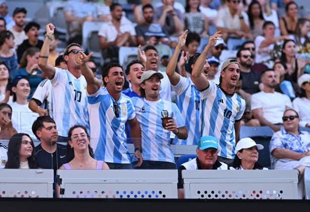 TENNIS AUSTRALIAN OPEN, Argentinian fans react during the Men™s 4th round match between Francisco Cerundolo of Argentina and Alexander Zverev of Germany on day 8 of the 2026 Australian Open tennis tournament at Melbourne Park in Melbourne, Sunday, January 25, 2026. ( NO ARCHIVING MELBOURNE VICTORIA AUSTRALIA  Copyright: xJAMESxROSSx 20260125112435312967