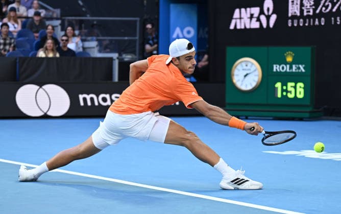 TENNIS AUSTRALIAN OPEN, Francisco Cerundolo of Argentinain action during the Men™s 4th round match against Alexander Zverev of Germany on day 8 of the 2026 Australian Open tennis tournament at Melbourne Park in Melbourne, Sunday, January 25, 2026. ( NO ARCHIVING MELBOURNE VICTORIA AUSTRALIA  Copyright: xJAMESxROSSx 20260125145152349723