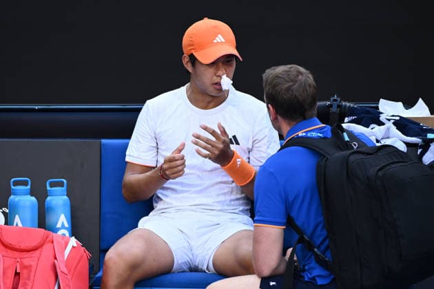 TENNIS AUSTRALIAN OPEN, Learner Tien of USA blood nose during the Men™s 4th round match against Daniil Medvedev of Russia on day 8 of the 2026 Australian Open tennis tournament at Melbourne Park in Melbourne, Sunday, January 25, 2026. ( NO ARCHIVING MELBOURNE VICTORIA AUSTRALIA  Copyright: xJOELxCARRETTx 20260125179700203340