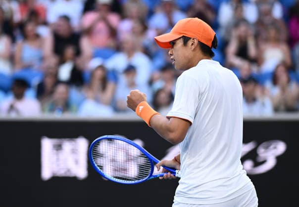 TENNIS AUSTRALIAN OPEN, Learner Tien of USA reacts after winning the first set during the Men™s 4th round match against Daniil Medvedev of Russia on day 8 of the 2026 Australian Open tennis tournament at Melbourne Park in Melbourne, Sunday, January 25, 2026. ( NO ARCHIVING MELBOURNE VICTORIA AUSTRALIA  Copyright: xJOELxCARRETTx 20260125196651125167