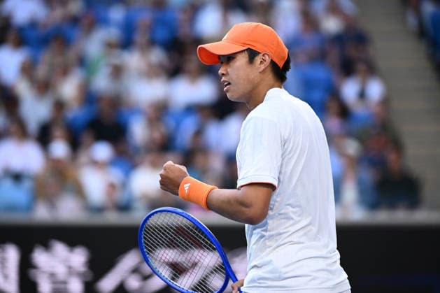 TENNIS AUSTRALIAN OPEN, Learner Tien of USA reacts after winning the first set during the Men™s 4th round match against Daniil Medvedev of Russia on day 8 of the 2026 Australian Open tennis tournament at Melbourne Park in Melbourne, Sunday, January 25, 2026. ( NO ARCHIVING MELBOURNE VICTORIA AUSTRALIA  Copyright: xJOELxCARRETTx 20260125191463612284