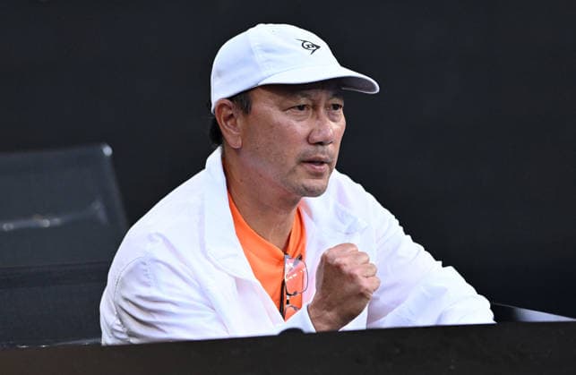 TENNIS AUSTRALIAN OPEN, Coach Michael Chang, coach of Learner Tien looks on during the Men™s 4th round match between Daniil Medvedev of Russia and on Learner Tien of USA on day 8 of the 2026 Australian Open tennis tournament at Melbourne Park in Melbourne, Sunday, January 25, 2026. ( NO ARCHIVING MELBOURNE VICTORIA AUSTRALIA  Copyright: xJAMESxROSSx 20260125114232411826