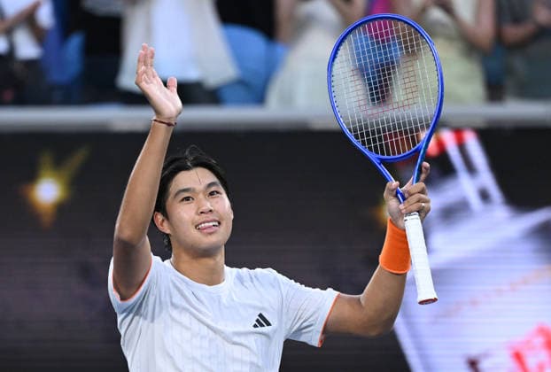 TENNIS AUSTRALIAN OPEN, Learner Tien of USA celebrates winning the Men™s 4th round matchagainst Daniil Medvedev of Russia on day 8 of the 2026 Australian Open tennis tournament at Melbourne Park in Melbourne, Sunday, January 25, 2026. ( NO ARCHIVING MELBOURNE VICTORIA AUSTRALIA  Copyright: xJAMESxROSSx 20260125195486773739