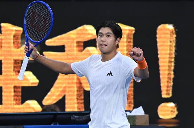 TENNIS AUSTRALIAN OPEN, Learner Tien of USA celebrates winning the Men™s 4th round matchagainst Daniil Medvedev of Russia on day 8 of the 2026 Australian Open tennis tournament at Melbourne Park in Melbourne, Sunday, January 25, 2026. ( NO ARCHIVING MELBOURNE VICTORIA AUSTRALIA  Copyright: xJAMESxROSSx 20260125159874618030