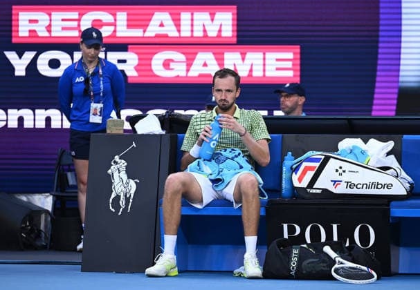 TENNIS AUSTRALIAN OPEN, Daniil Medvedev of Russia sits during his straight sets loss to Learner Tien of USA on day 8 of the 2026 Australian Open tennis tournament at Melbourne Park in Melbourne, Sunday, January 25, 2026. ( NO ARCHIVING MELBOURNE VICTORIA AUSTRALIA  Copyright: xJAMESxROSSx 20260125116460423730