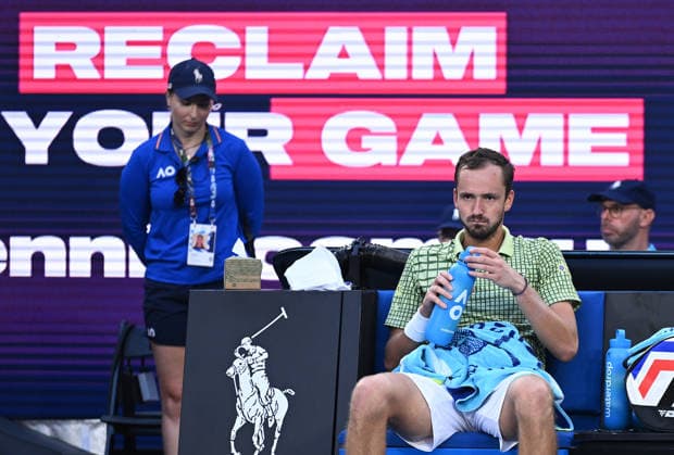 TENNIS AUSTRALIAN OPEN, Daniil Medvedev of Russia sits during his straight sets loss to Learner Tien of USA on day 8 of the 2026 Australian Open tennis tournament at Melbourne Park in Melbourne, Sunday, January 25, 2026. ( NO ARCHIVING MELBOURNE VICTORIA AUSTRALIA  Copyright: xJAMESxROSSx 20260125147064142834