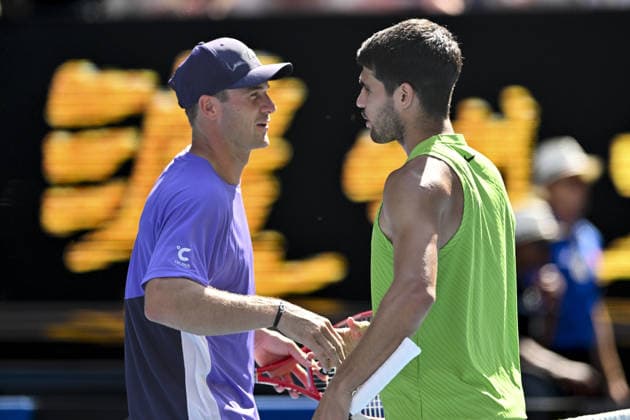 Australian Open 2026 MELBOURNE, AUSTRALIA - JANUARY 25: Tommy Paul of United States and Carlos Alcaraz (R) of Spain shake hands after Alcaraz wins his round 4 at the Australian Open grand slam tennis tournament at Melbourne Park in Melbourne, Australia on January 25, 2026 Mark Avellino Anadolu Melbourne Australia. Editorial use only. Please get in touch for any other usage.  Copyright: x2026xAnadoluxMarkxAvellinox