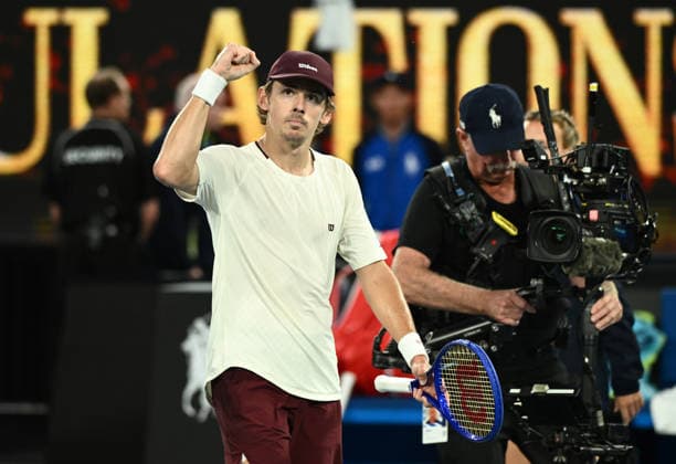 TENNIS AUSTRALIAN OPEN, Alex de Minaur of Australia celebrates winning the Men™s 4th round match against Alexander Bublik of Kazakhstan on day 8 of the 2026 Australian Open tennis tournament at Melbourne Park in Melbourne, Sunday, January 25, 2026. ( NO ARCHIVING MELBOURNE VICTORIA AUSTRALIA  Copyright: xJOELxCARRETTx 20260125163632092130