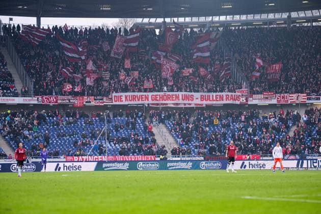 24.01.2026 - Fußball, 2025 2026, 2. Bundesliga, 19. Spieltag, Hannover 96 - Fortuna Düsseldorf: Fans (Düsseldorf) mit Banner Die Kurven gehören uns - Bullen raus gegen die Polizei als Solidarisierung mit Fans von Hertha BSC Berlin gegen Schalke 04 DFL REGULATIONS PROHIBIT ANY USE OF PHOTOGRAPHS AS IMAGE SEQUENCES AND OR QUASI-VIDEO. *** 24 01 2026 Soccer, 2025 2026, 2 Bundesliga, 19 Matchday, Hannover 96 Fortuna Düsseldorf Fans Düsseldorf with Banner Die Kurven gehören uns Bullen raus gegen die Polizei als Solidarisierung mit Fans von Hertha BSC Berlin gegen Schalke 04 DFL REGULATIONS PROHIBIT ANY USE OF PHOTOGRAPHS AS IMAGE SEQUENCES AND OR QUASI VIDEO