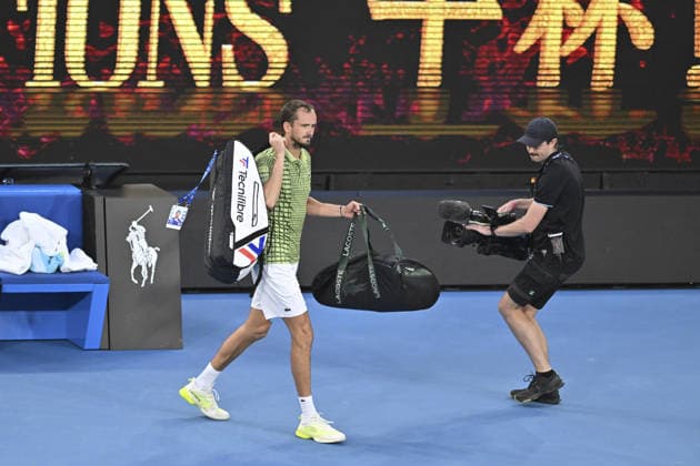 Australian Open 2026 MELBOURNE, AUSTRALIA - JANUARY 25: Daniil Medvedev walks off centre court after losing to Learner Tien (USA) (not seen) in round 4 at the Australian Open grand slam tennis tournament at Melbourne Park in Melbourne, Australia on January 25, 2026 Mark Avellino Anadolu Melbourne Australia. Editorial use only. Please get in touch for any other usage.  Copyright: x2026xAnadoluxMarkxAvellinox