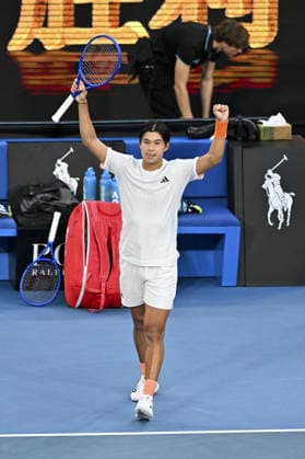 Australian Open 2026 MELBOURNE, AUSTRALIA - JANUARY 25: Learner Tien (USA) reaction after winning Daniil Medvedev against (not seen) in round 4 at the Australian Open grand slam tennis tournament at Melbourne Park in Melbourne, Australia on January 25, 2026 Mark Avellino Anadolu Melbourne Australia. Editorial use only. Please get in touch for any other usage.  Copyright: x2026xAnadoluxMarkxAvellinox