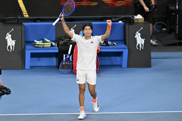 Australian Open 2026 MELBOURNE, AUSTRALIA - JANUARY 25: Learner Tien (USA) reaction after winning Daniil Medvedev against (not seen) in round 4 at the Australian Open grand slam tennis tournament at Melbourne Park in Melbourne, Australia on January 25, 2026 Mark Avellino Anadolu Melbourne Australia. Editorial use only. Please get in touch for any other usage.  Copyright: x2026xAnadoluxMarkxAvellinox