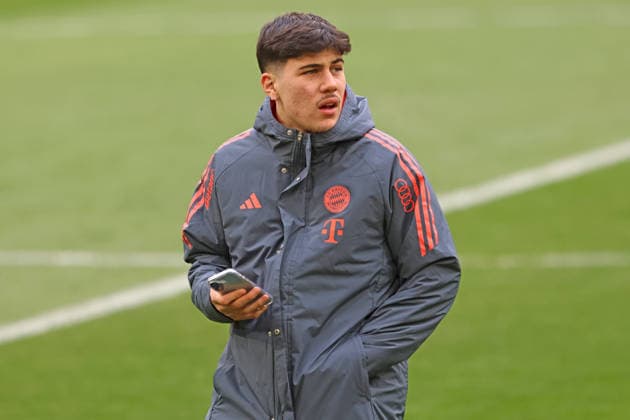 38 Felipe Chavez FCB smartphone, training jacket, portrait, portrait, football 1 BL FC Bayern Munich VfL Wolfsburg 24 01 2026 Allianz Arena PHOTO Mladen Lackovic LakoPress