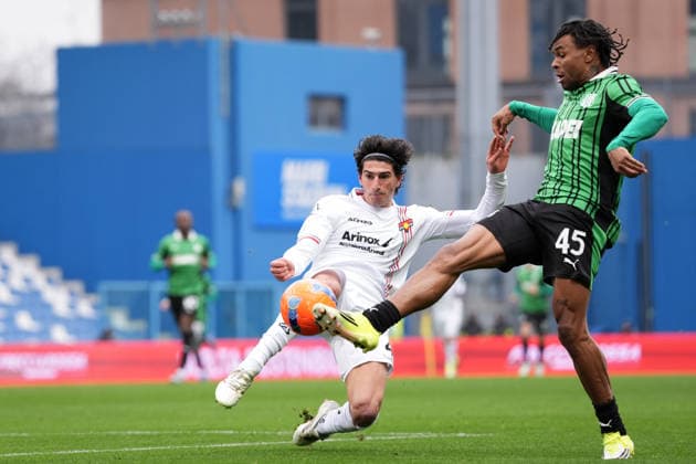 SassuoloÕs Armand Lauriente fights for the ball with Cremonese s Tommaso Barbieri during the Serie A soccer match between Sassuolo and Cremonese at the Mapei Stadium Cittˆ del Tricolore in Reggio Emilia, north Italy - Sunday, January 25, 2026 - - Soccer -  Copyright: xMassimoxPaolone LaPressex