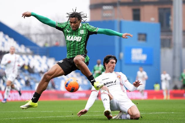 SassuoloÕs Armand Lauriente fights for the ball with Cremonese s Tommaso Barbieri during the Serie A soccer match between Sassuolo and Cremonese at the Mapei Stadium Cittˆ del Tricolore in Reggio Emilia, north Italy - Sunday, January 25, 2026 - - Soccer -  Copyright: xMassimoxPaolone LaPressex