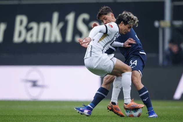 Nicholas Mickelson SV 07 Elversberg in duel with Cajetan Lenz VfL Bochum , SV Elversberg vs VFL Bochum, Football, 2 Bundesliga, Matchday 19, Season 2025 2026, 25 01 2026 DFB regulations prohibit any use of photographs as image sequences and or quasi video SV Elversberg vs VFL Bochum, Football, 2 Bundesliga, Matchday 19, Season 2025 2026, 25 01 2026 Copyright: xEibner-Pressefoto AlexanderxNeisx EP_ANS