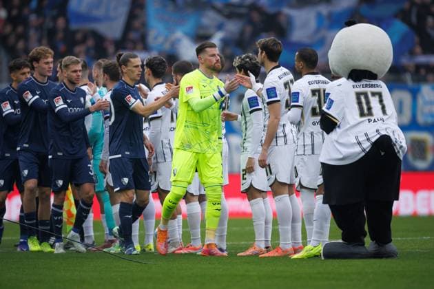 Teams greet each other, SV Elversberg vs VFL Bochum, Football, 2 Bundesliga, Matchday 19, Season 2025 2026, 25 01 2026 DFB regulations prohibit any use of photographs as image sequences and or quasi video SV Elversberg vs VFL Bochum, Football, 2 Bundesliga, Matchday 19, Season 2025 2026, 25 01 2026 Copyright: xEibner-Pressefoto AlexanderxNeisx EP_ANS