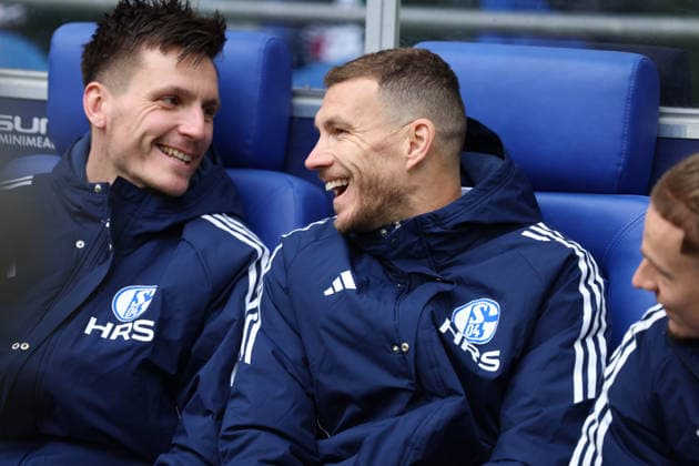 25.01.2026, xrekx, Fussball 2.Bundesliga, FC Schalke 04 - 1.FC Kaiserslautern v.l. Kevin Müller Mueller (FC Schalke 04) Edin Dzeko (FC Schalke 04) auf der Bank (DFL DFB REGULATIONS PROHIBIT ANY USE OF PHOTOGRAPHS as IMAGE SEQUENCES and or QUASI-VIDEO) Gelsenkirchen *** 25 01 2026, xrekx, Football 2 Bundesliga, FC Schalke 04 1 FC Kaiserslautern v l Kevin Müller Mueller FC Schalke 04 Edin Dzeko FC Schalke 04 on the bench DFL DFB REGULATIONS PROHIBIT ANY USE OF PHOTOGRAPHS as IMAGE SEQUENCES and or QUASI VIDEO Gelsenkirchen