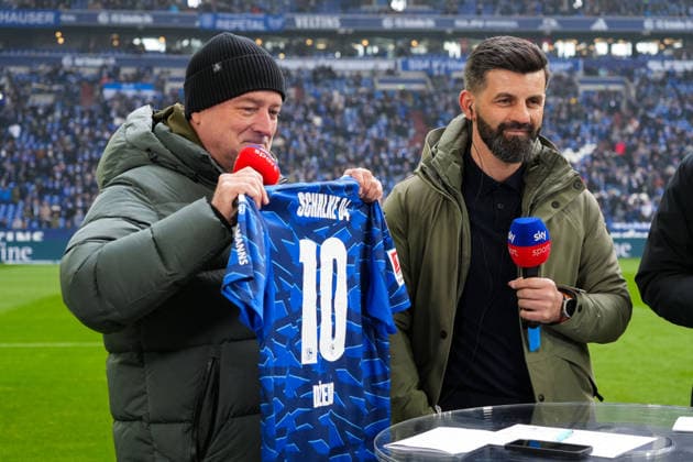 Germany Soccer 2 Bundesliga, Season 2025 26, 19 Matchday FC Schalke 04 vs 1 FC Kaiserslautern, 25 01 2026, Veltins Arena Gelsenkirchen, Nordrhein Westfalen Miron MusliÄ‡, Miron Muslic FC Schalke 04 Coach with shirt of Edin Džeko, Edin Dzeko FC Schalke 04, 10 Copyright: xLeonxFrickx
