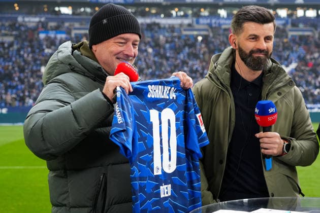 Germany Soccer 2 Bundesliga, Season 2025 26, 19 Matchday FC Schalke 04 vs 1 FC Kaiserslautern, 25 01 2026, Veltins Arena Gelsenkirchen, Nordrhein Westfalen Miron MusliÄ‡, Miron Muslic FC Schalke 04 Coach with shirt of Edin Džeko, Edin Dzeko FC Schalke 04, 10 Copyright: xLeonxFrickx
